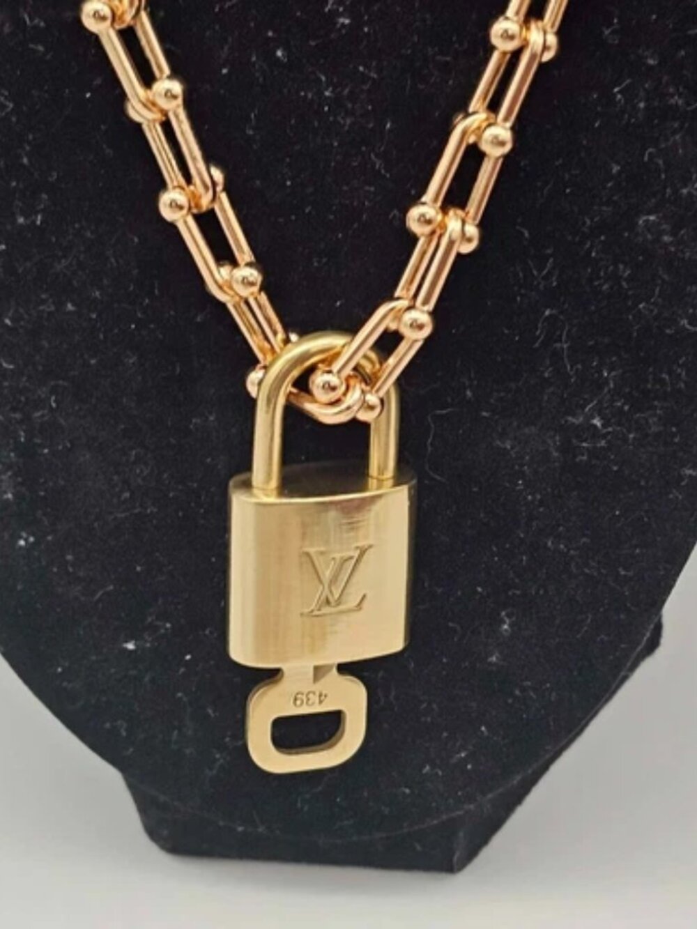 Gold-Plated Necklace with Authentic Louis Vuitton Padlock - Picture 5 of 11